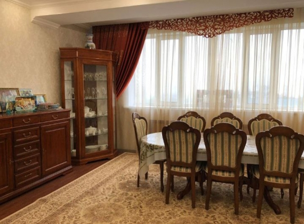 Продаю 3-к квартиру (160 м²) в Бишкеке