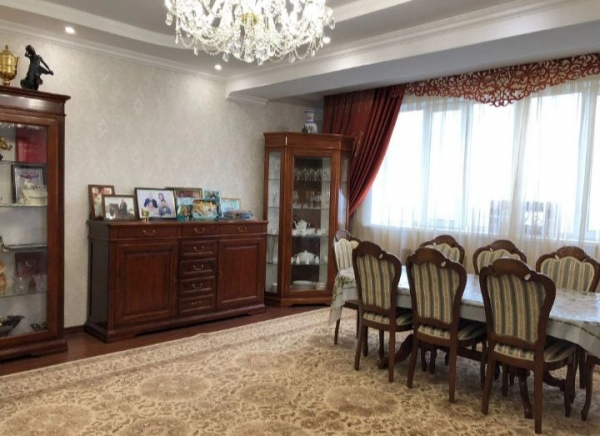 Продаю 3-к квартиру (160 м²) в Бишкеке