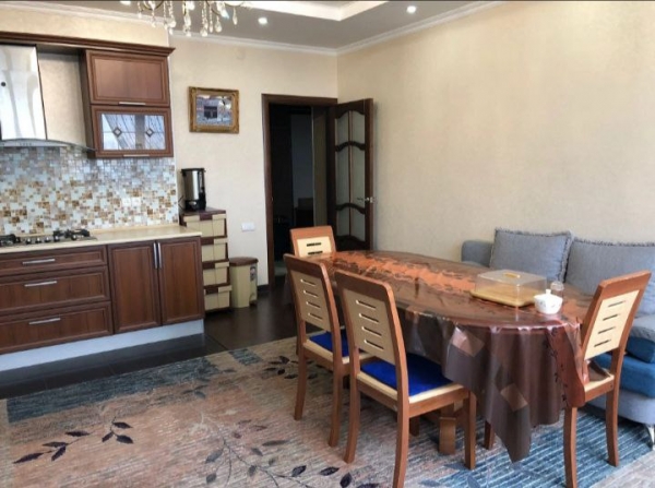 Продаю 3-к квартиру (160 м²) в Бишкеке