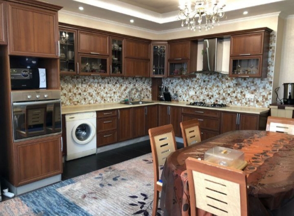 Продаю 3-к квартиру (160 м²) в Бишкеке