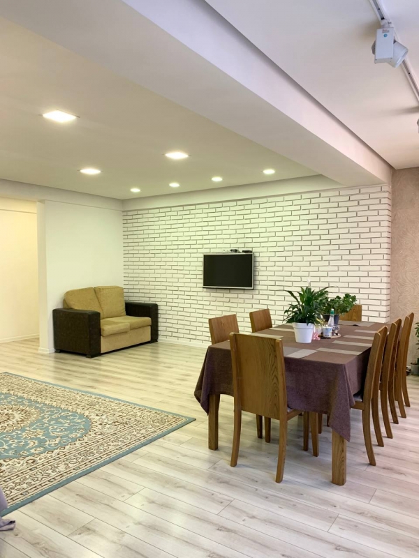 Продаю 3-к квартиру (140 м²) в Бишкеке