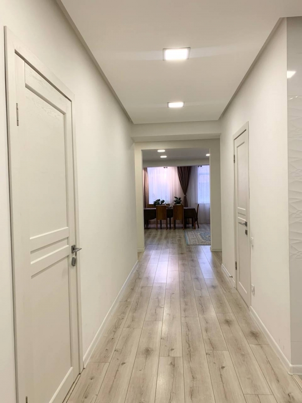 Продаю 3-к квартиру (140 м²) в Бишкеке