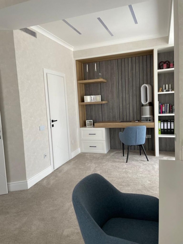 Продаю 3-к квартиру (180 м²) в Бишкеке