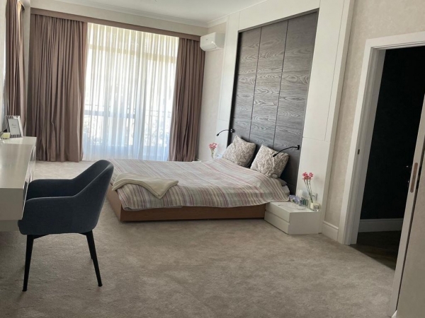 Продаю 3-к квартиру (180 м²) в Бишкеке