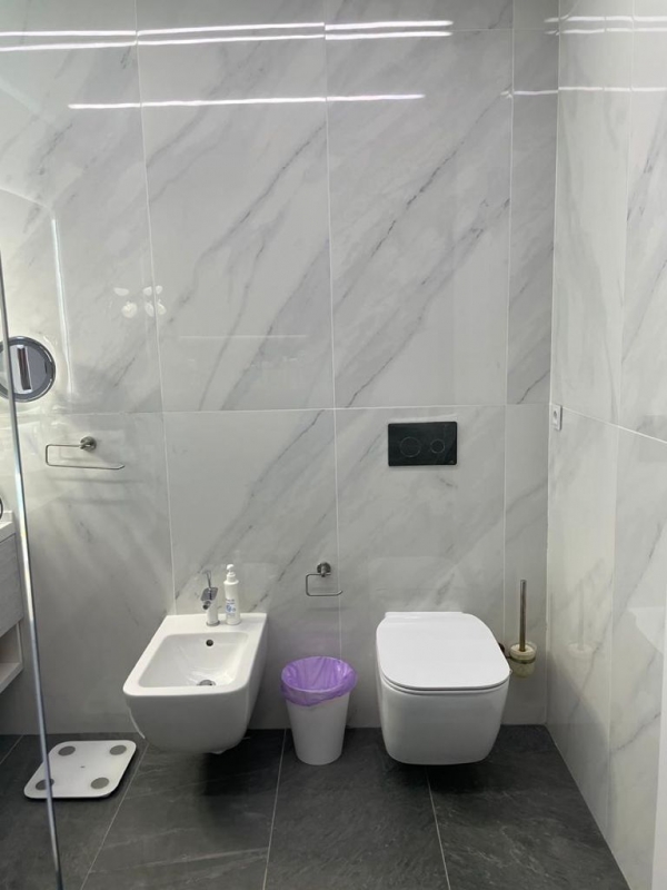 Продаю 3-к квартиру (180 м²) в Бишкеке