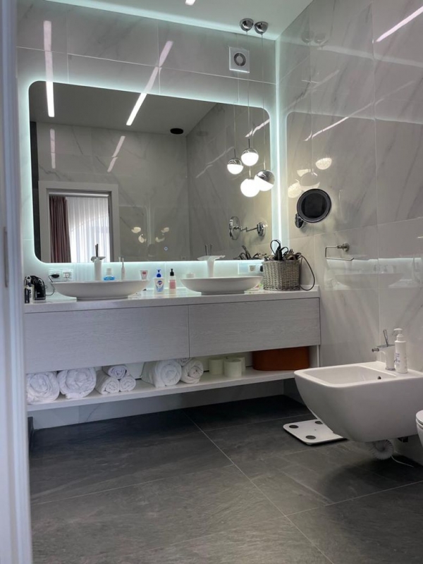 Продаю 3-к квартиру (180 м²) в Бишкеке