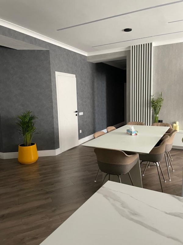 Продаю 3-к квартиру (180 м²) в Бишкеке