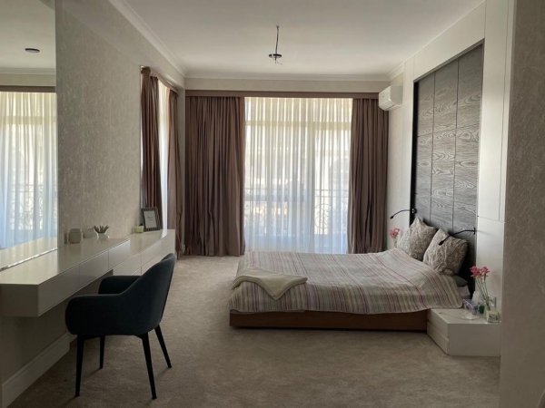 Продаю 3-к квартиру (180 м²) в Бишкеке