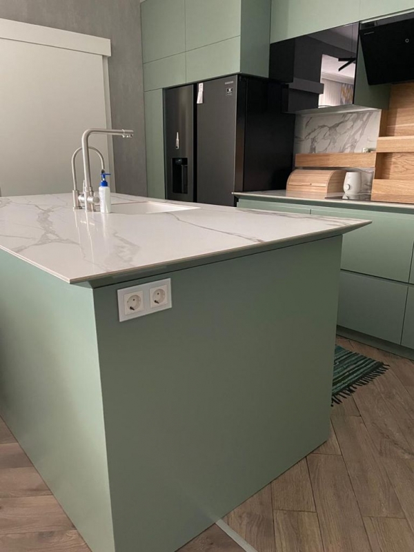 Продаю 3-к квартиру (180 м²) в Бишкеке