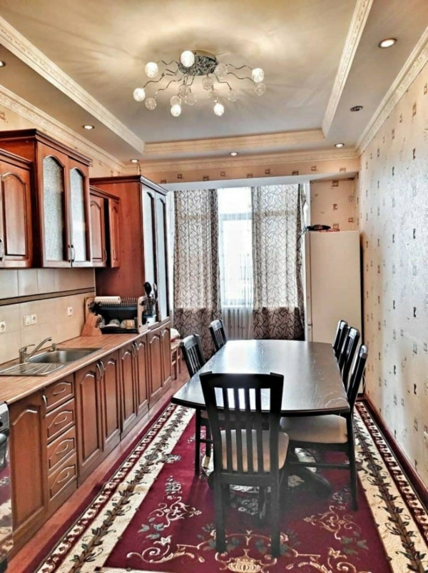 Продаю 4-к квартиру (160 м²) в Бишкеке