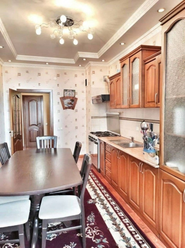 Продаю 4-к квартиру (160 м²) в Бишкеке