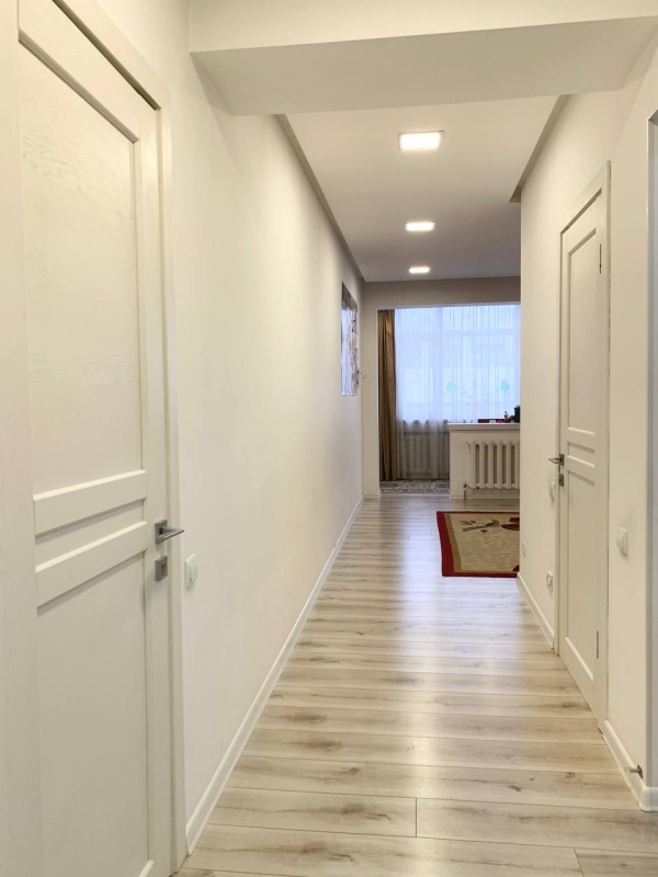 Продаю 3-к квартиру (140 м²) в Бишкеке