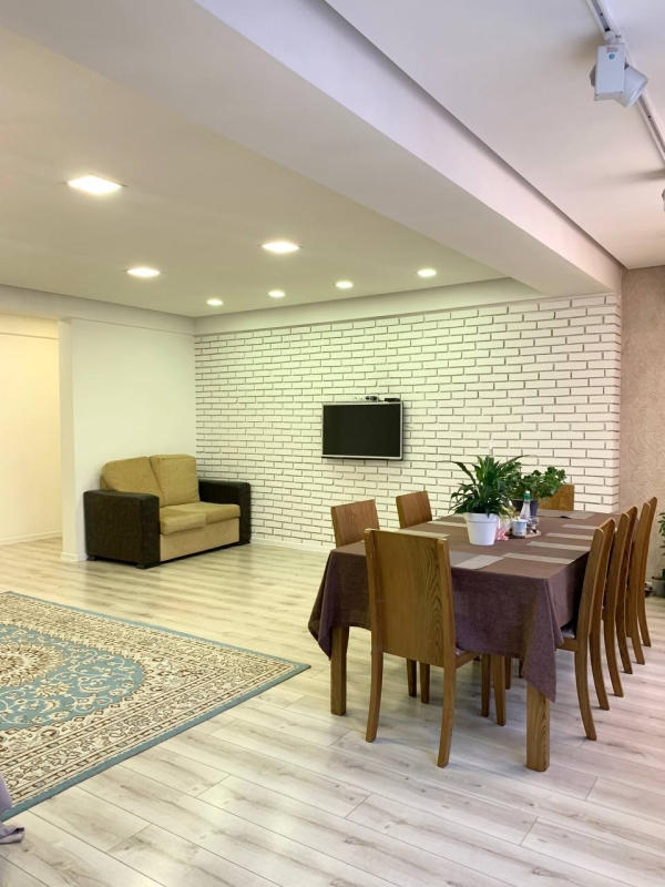 Продаю 3-к квартиру (140 м²) в Бишкеке