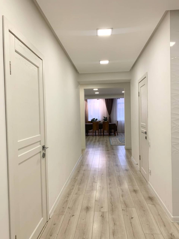 Продаю 3-к квартиру (140 м²) в Бишкеке
