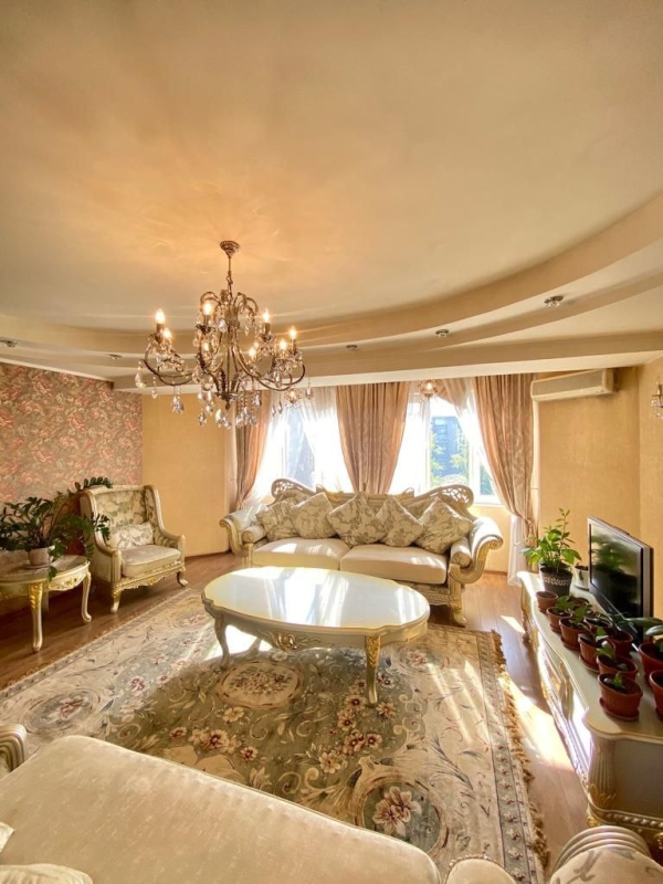 Продаю 6-к квартиру (200 м²) в Бишкеке