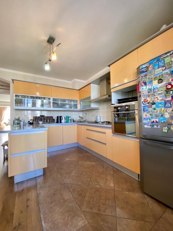 Продаю 6-к квартиру (200 м²) в Бишкеке
