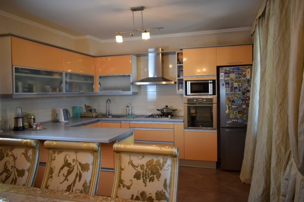 Продаю 6-к квартиру (200 м²) в Бишкеке