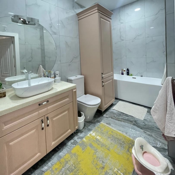 Продаю 3-к квартиру (135 м²) в Бишкеке