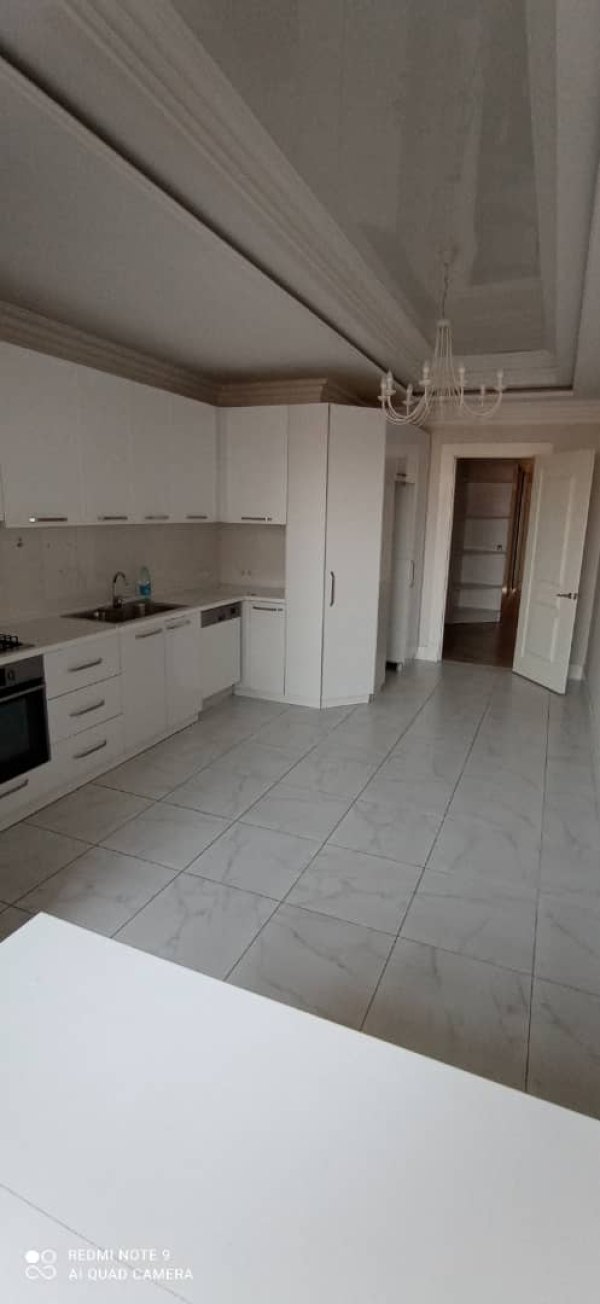 Продаю 4-к квартиру (170 м²) в Бишкеке