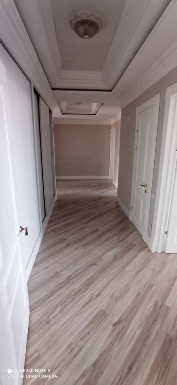 Продаю 4-к квартиру (170 м²) в Бишкеке