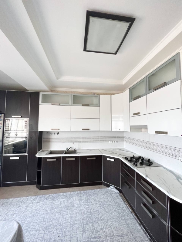 Продаю 4-к квартиру (145 м²) в Бишкеке