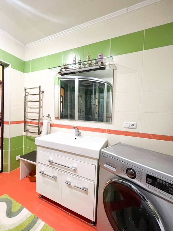 Продаю 4-к квартиру (145 м²) в Бишкеке