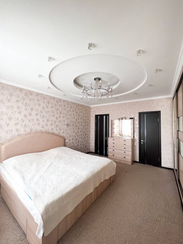 Продаю 4-к квартиру (145 м²) в Бишкеке