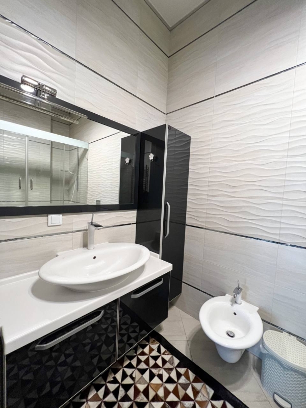 Продаю 4-к квартиру (177 м²) в Бишкеке