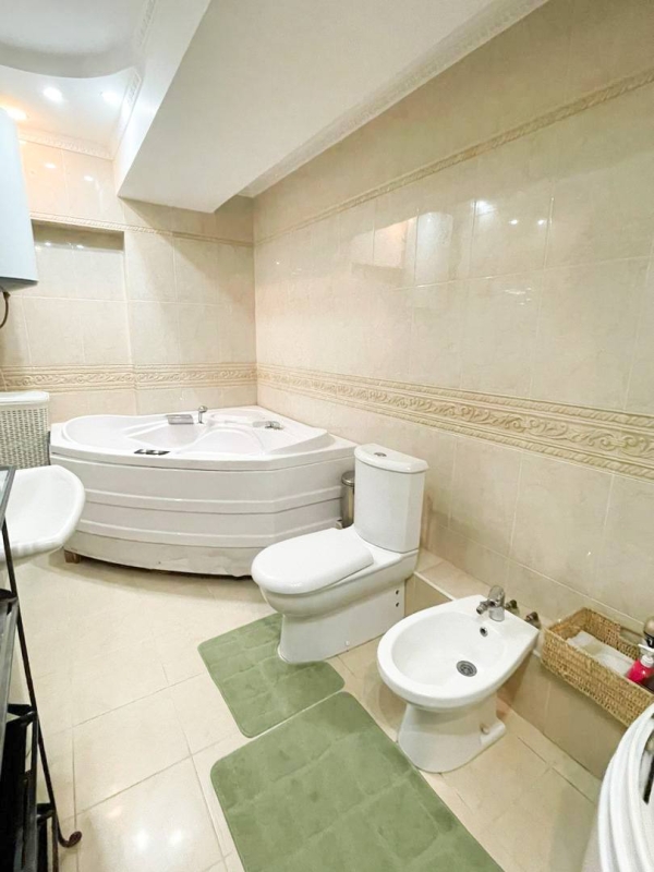 Продаю 3-к квартиру (123 м²) в Бишкеке