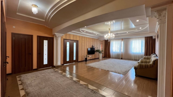 Продаю 4-к квартиру (208 м²) в Бишкеке