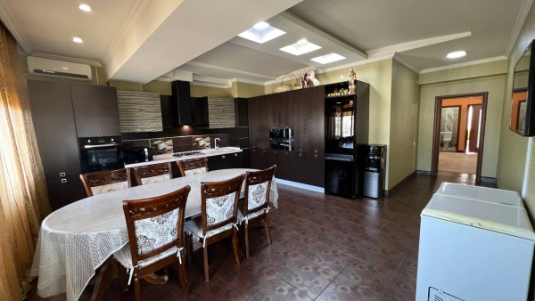 Продаю 4-к квартиру (208 м²) в Бишкеке
