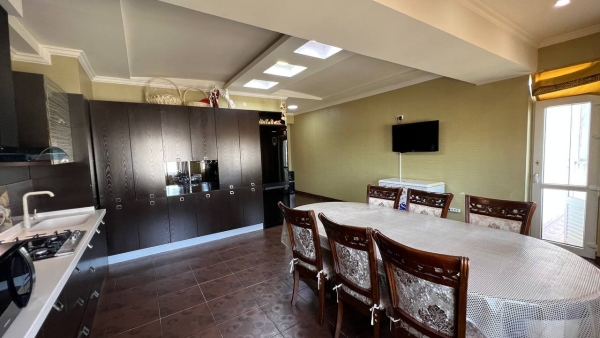 Продаю 4-к квартиру (208 м²) в Бишкеке