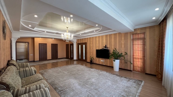 Продаю 4-к квартиру (208 м²) в Бишкеке