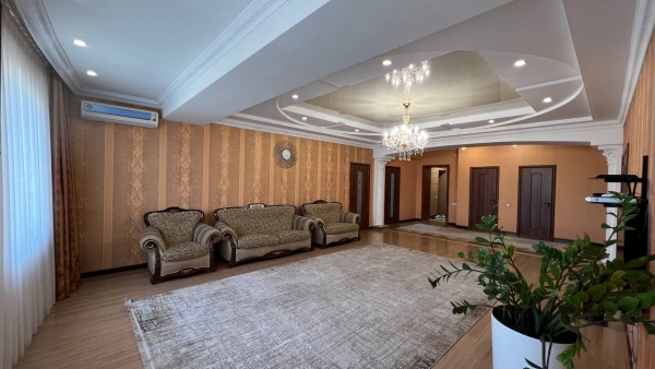 Продаю 4-к квартиру (208 м²) в Бишкеке