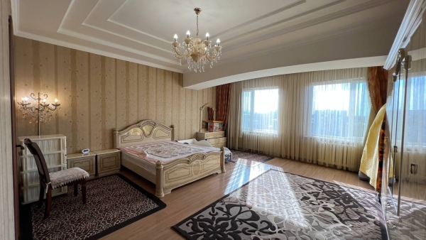 Продаю 4-к квартиру (208 м²) в Бишкеке