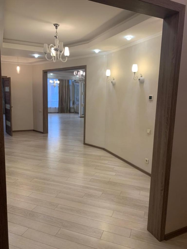 Продаю 4-к квартиру (200 м²) в Бишкеке
