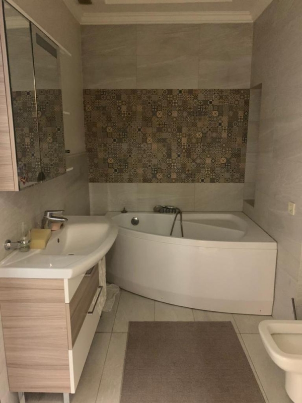 Продаю 4-к квартиру (200 м²) в Бишкеке