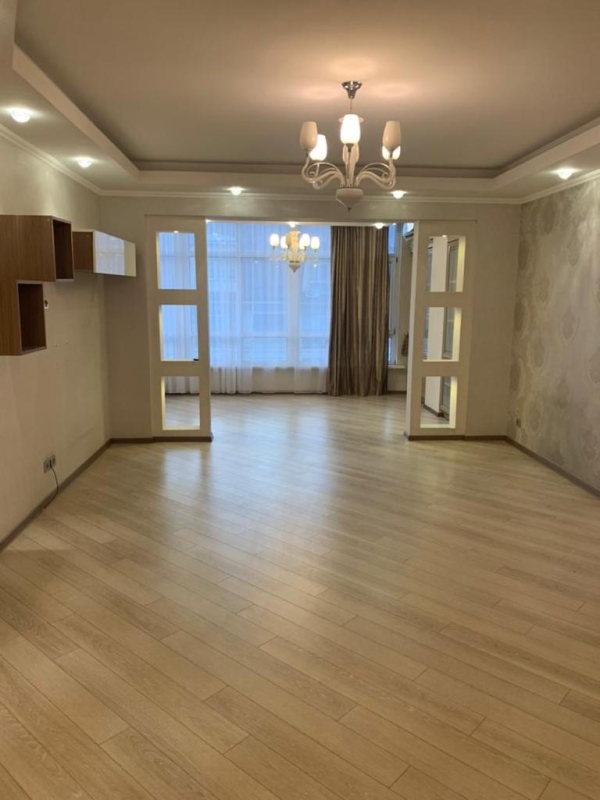Продаю 4-к квартиру (200 м²) в Бишкеке