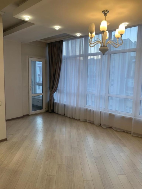 Продаю 4-к квартиру (200 м²) в Бишкеке