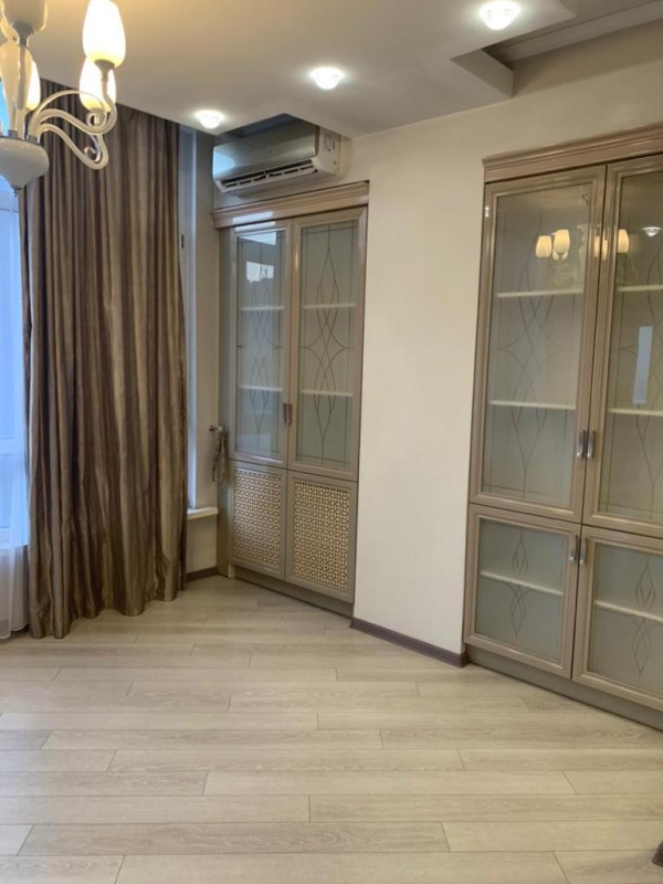 Продаю 4-к квартиру (200 м²) в Бишкеке