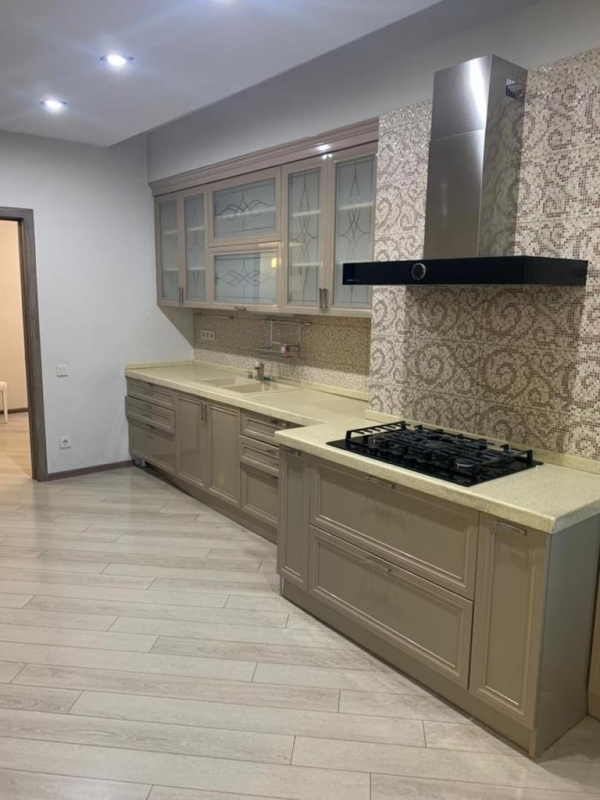 Продаю 4-к квартиру (200 м²) в Бишкеке