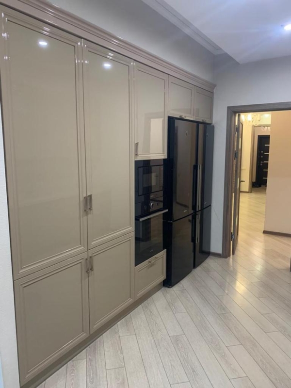Продаю 4-к квартиру (200 м²) в Бишкеке