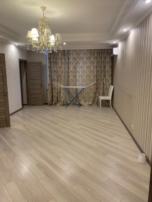 Продаю 4-к квартиру (200 м²) в Бишкеке