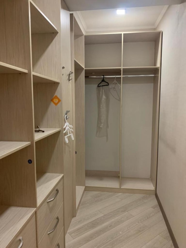 Продаю 4-к квартиру (200 м²) в Бишкеке