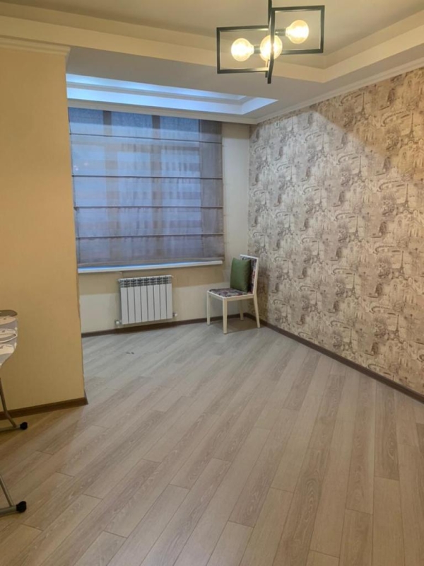 Продаю 4-к квартиру (200 м²) в Бишкеке