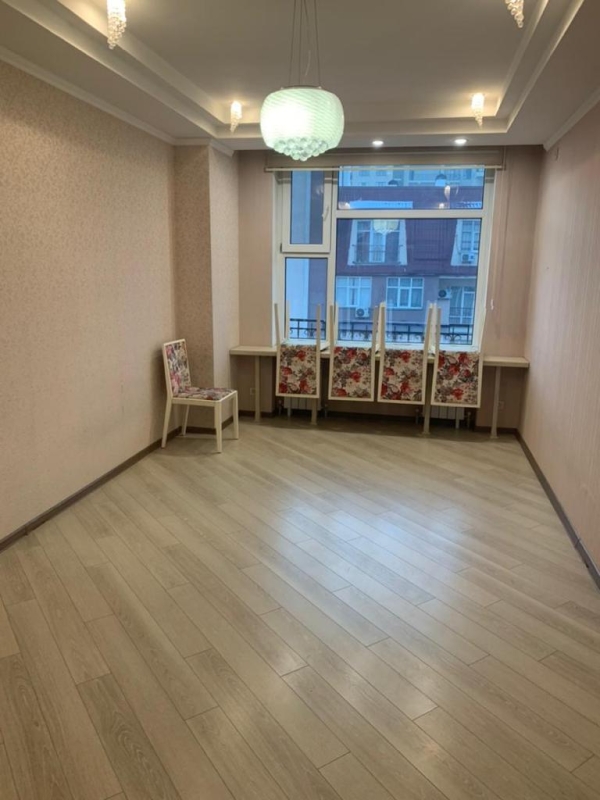 Продаю 4-к квартиру (200 м²) в Бишкеке