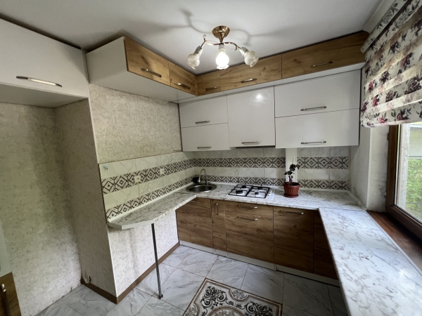 Продаю 3-к квартиру (58 м²) в Бишкеке