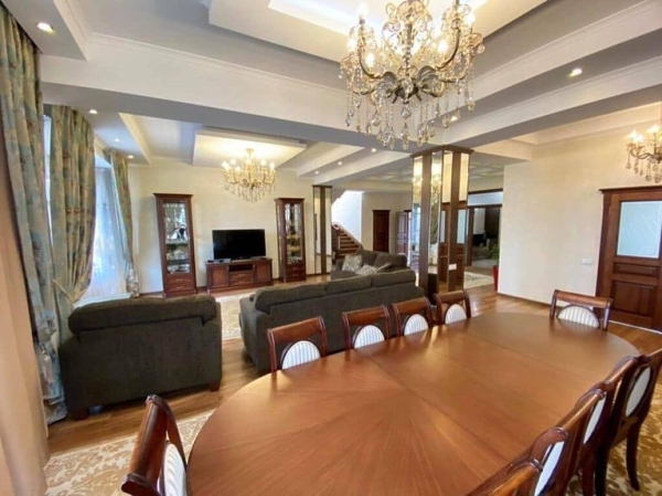 Продаю 7-к дом (436 м²) в Бишкеке