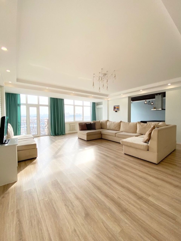 Продаю 4-к квартиру (185 м²) в Бишкеке