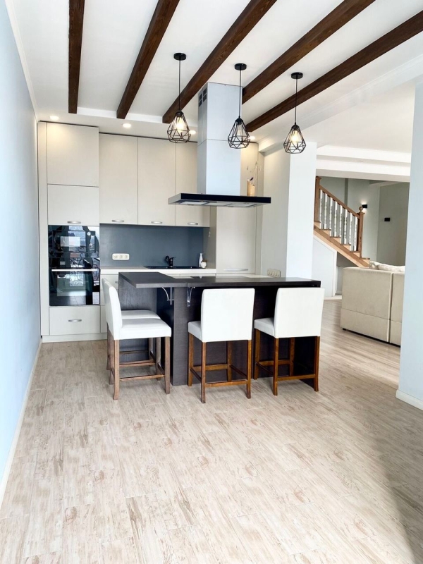 Продаю 4-к квартиру (185 м²) в Бишкеке